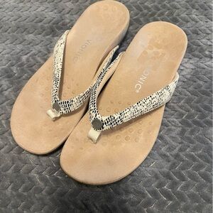 Vionic Davina Toe Post Sandal Womens Size 10 Slip On Flip Flop snakeskin